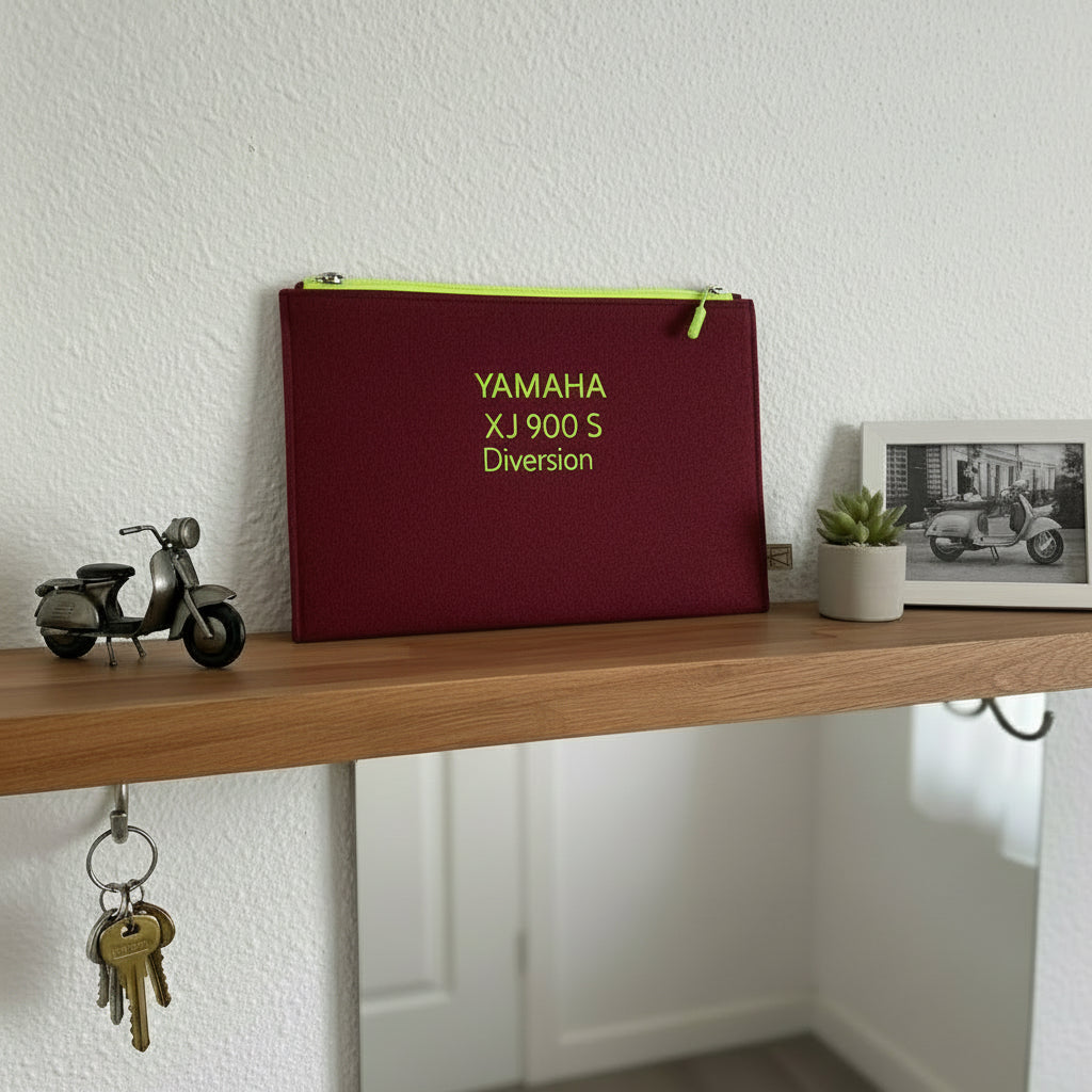 Dokumententasche auf Board im Flur mit Deko