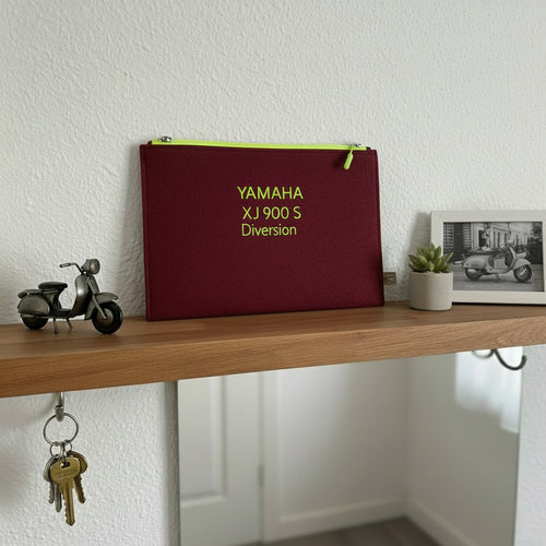 Dokumententasche auf Board im Flur mit Deko