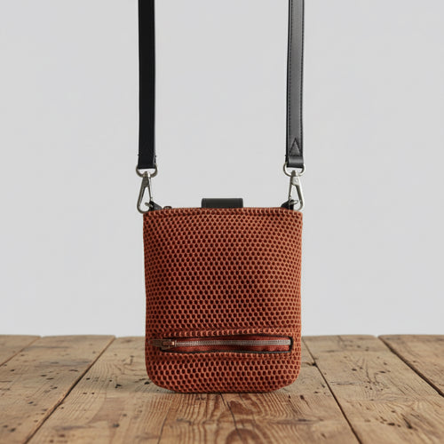 Rückseite des AirMesh Gassibeutels mit Reißverschlussfach für Kotbeutel