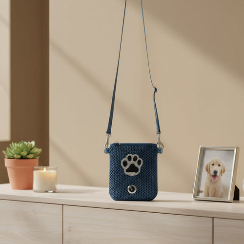 eine Gassitasche mit einem Pfotenemblem aus Strass