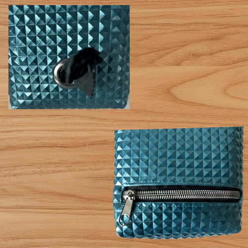 Detailansicht des Kotbeutelspenders vorne und hinten