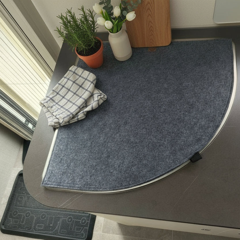 in einer Wohnmobilküche, liebevoll dekoriert