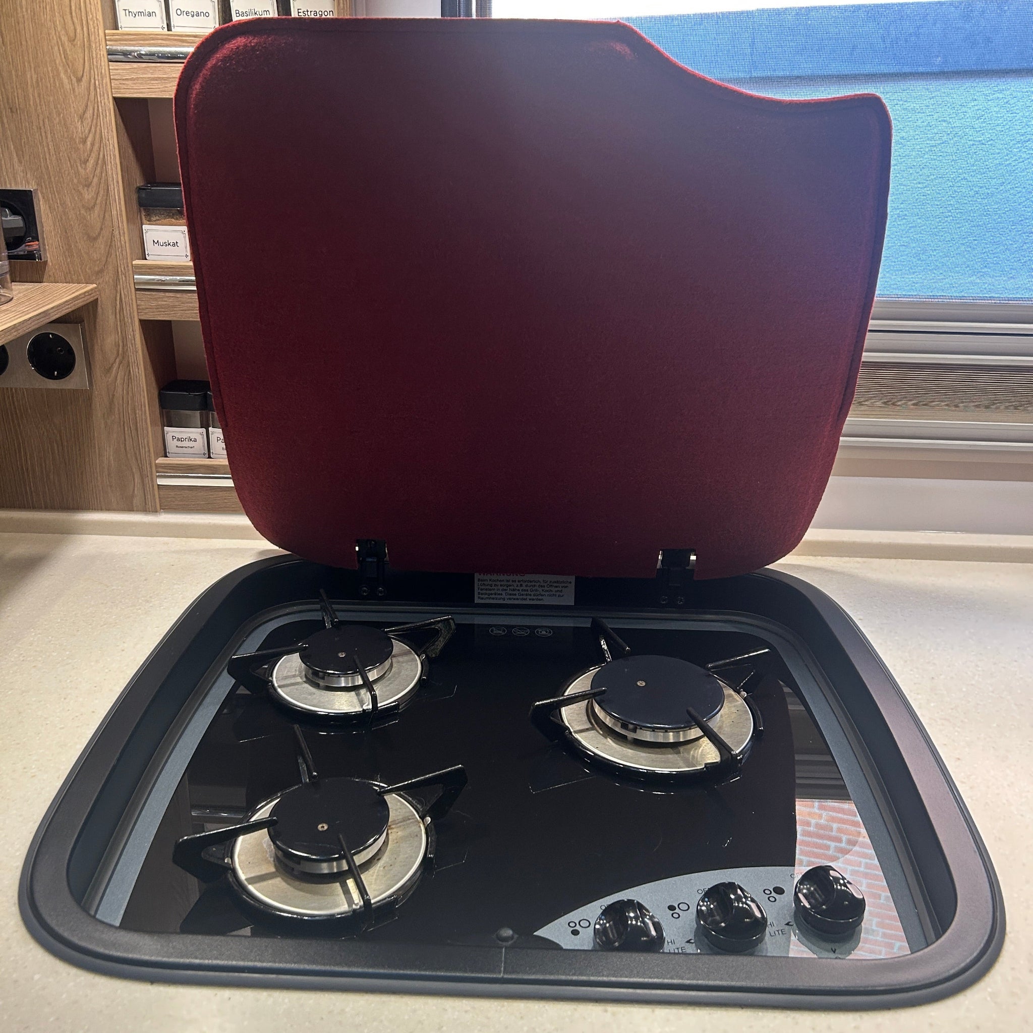 Herdabdeckung am geöffneten Herd