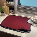 Abdeckung in bordeaux mit liebevoller Küchendeko