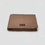 hellbraune Hundedecke aus Velours mit dunkelbrauner Applikation „Dog“ wobei das „O“ eine Hundepfote 