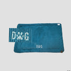 Hundedecke aus Breitcord mit Applikation „Dog“, bei der das „O“ eine Hundepfote ist. Die Farbei i türkis