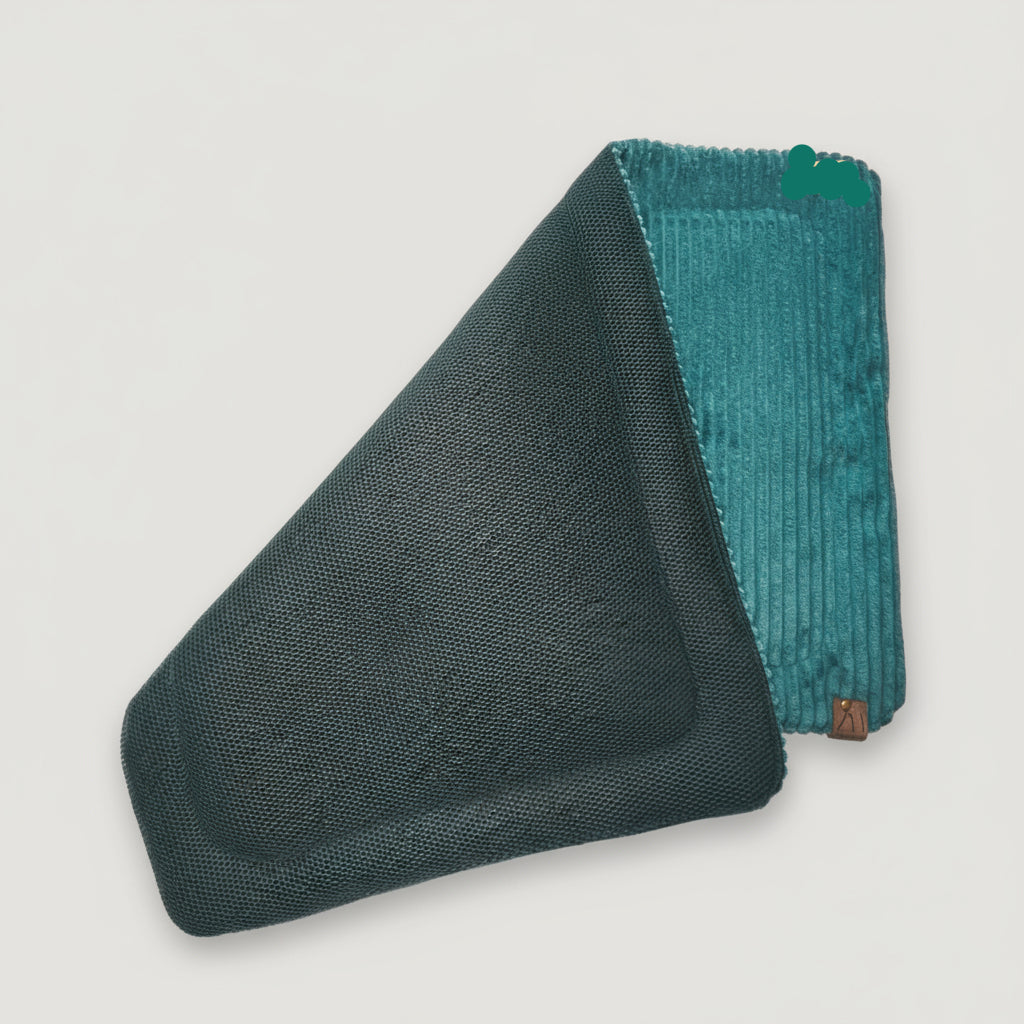 Die Rückseite der Hundedecke ist aus dunkelblauem Airmesh