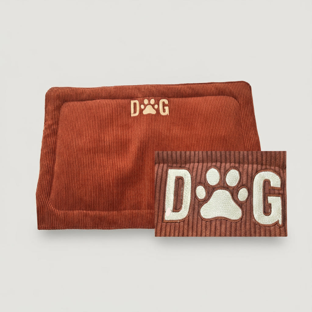 Zimtfarbene Hundedecke aus Cord mit heller Applikation „D Pfote G“