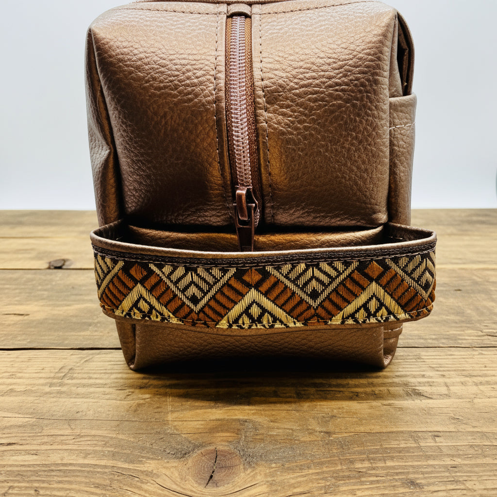 Seitenansicht der Kosmetiktasche mit Griff