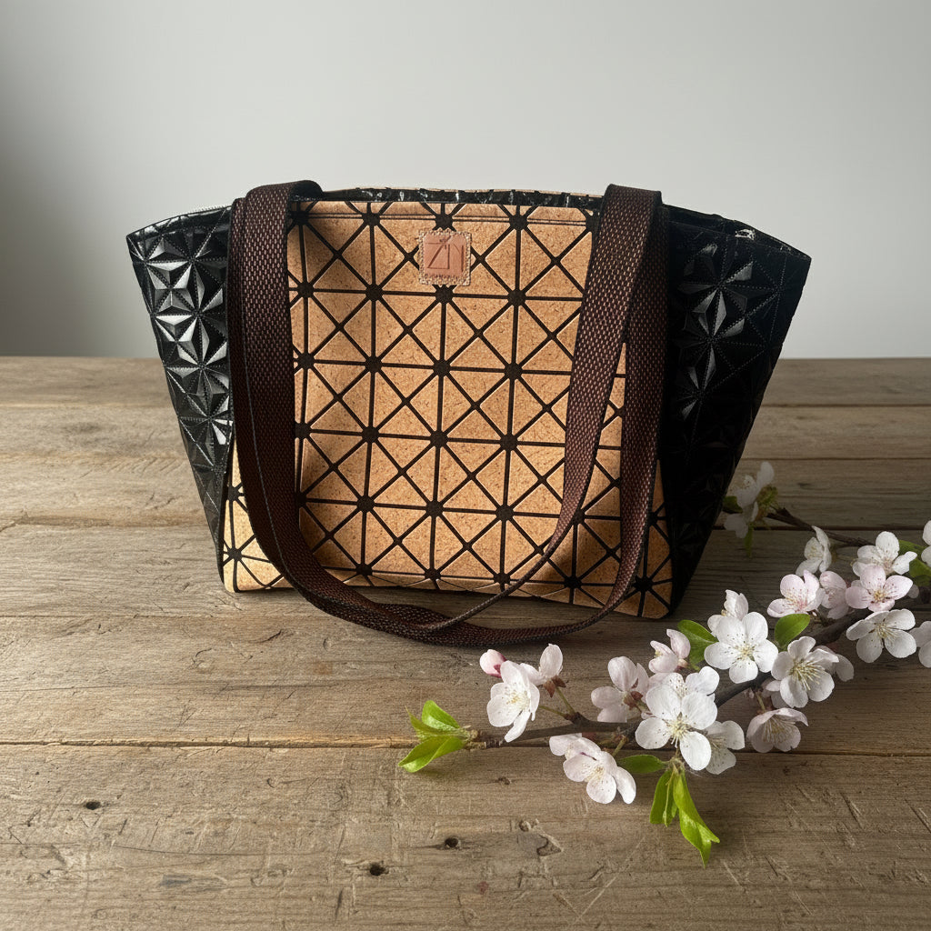 Shopper-Tasche mit grafischem Kork in kleinen Dreiecken und schwarzem grafisch geprägtem Kunstleder.