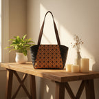 Kork-Shopper auf einem Holztisch mit Kerzen und Blumenvase