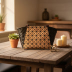 Vorderansicht auf einem Tisch mit Kerze und Blumentop