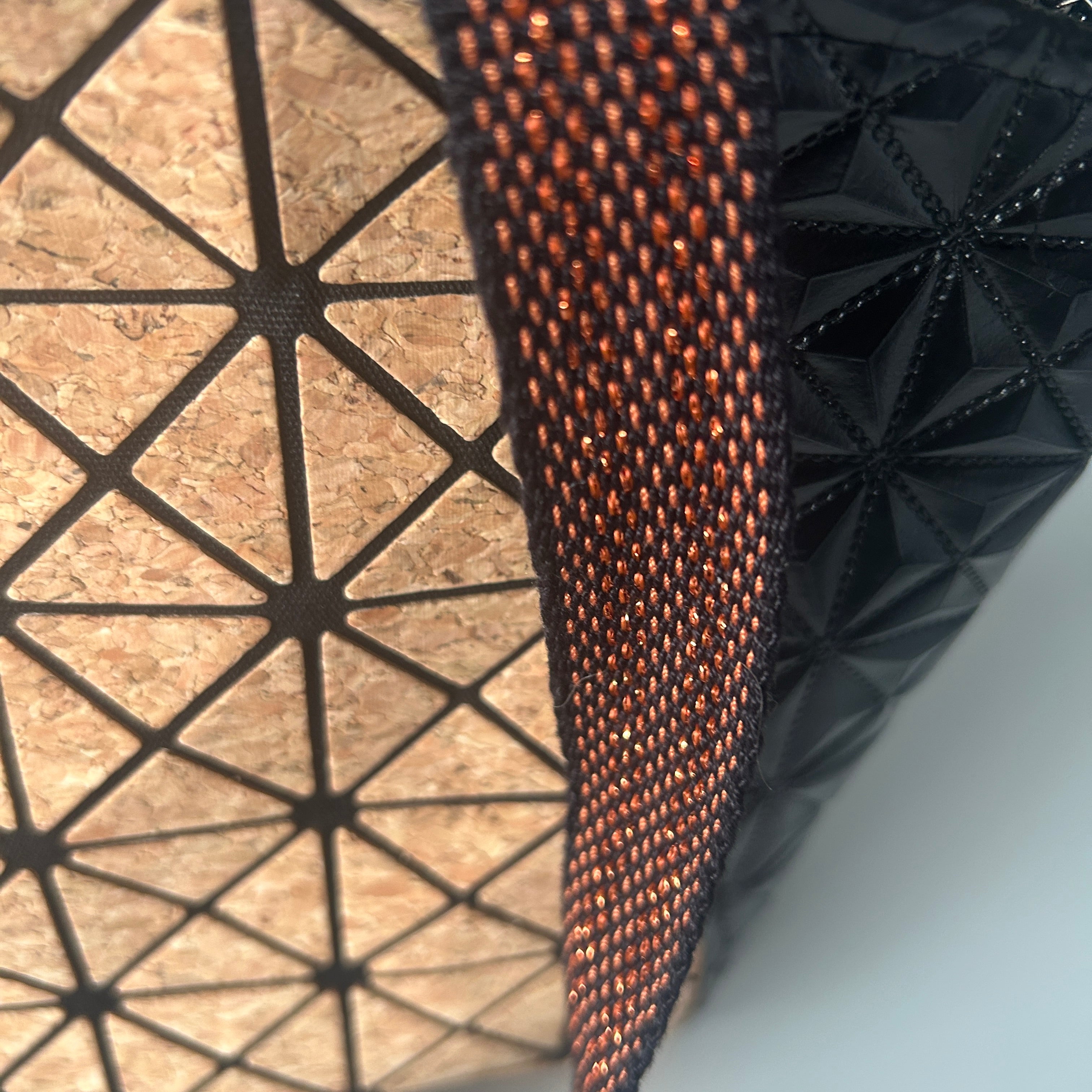 Detailansicht vom handgewebten Umhängegurt mit leichtem Glitzereffekt