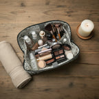 Eine gefüllte Kosmetiktasche auf einem Holztisch 