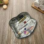 Kosmetiktasche mit einigen Kosmetikartikeln gefüllt