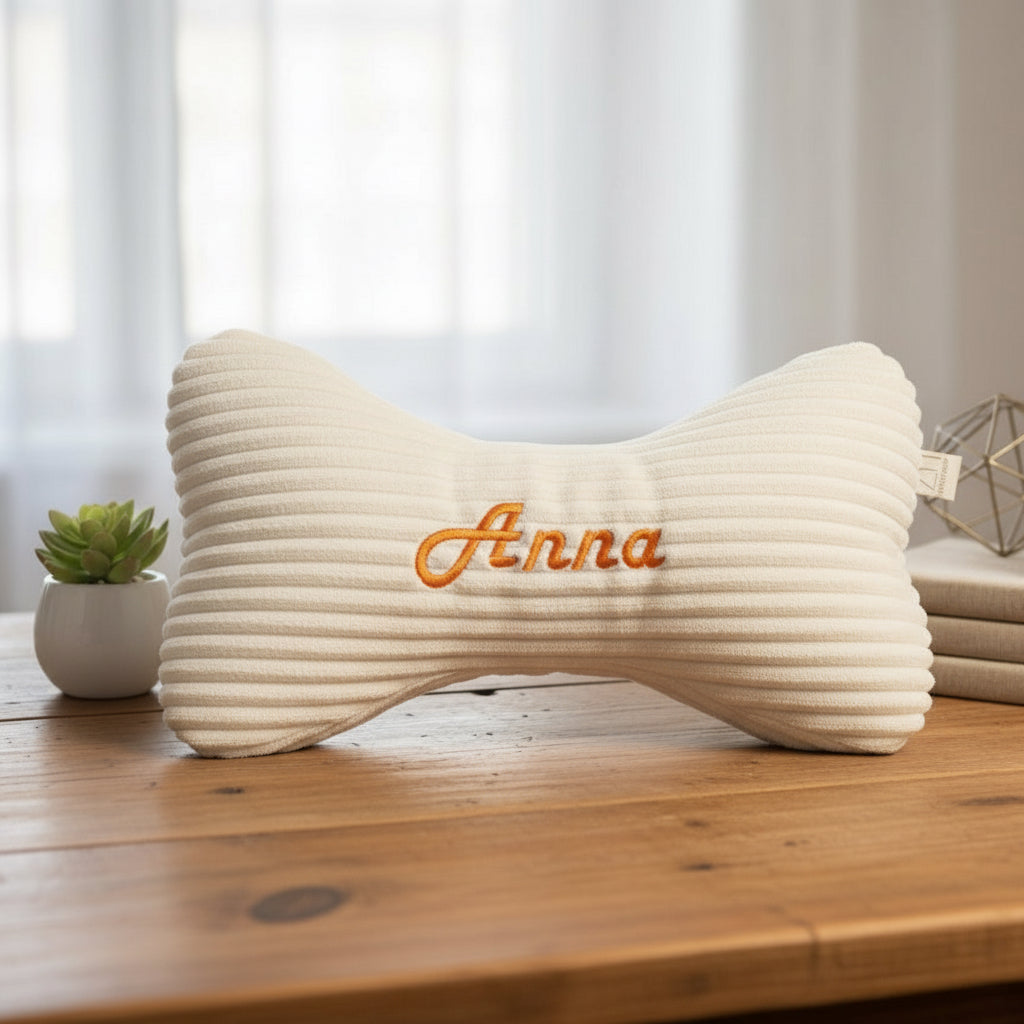 Cord-Leseknochen in Cremeweiß auf einem Holztisch mit Deko
