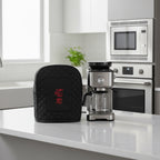 Schutzhülle neben einer Kaffeemaschine in einer modernen Küche