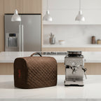 Schutzhülle aus schwarzem Softshell, gesteppt, mit Stickerei auf der Vorderseite, für eine Siebträgermaschine in einer modernen Küche